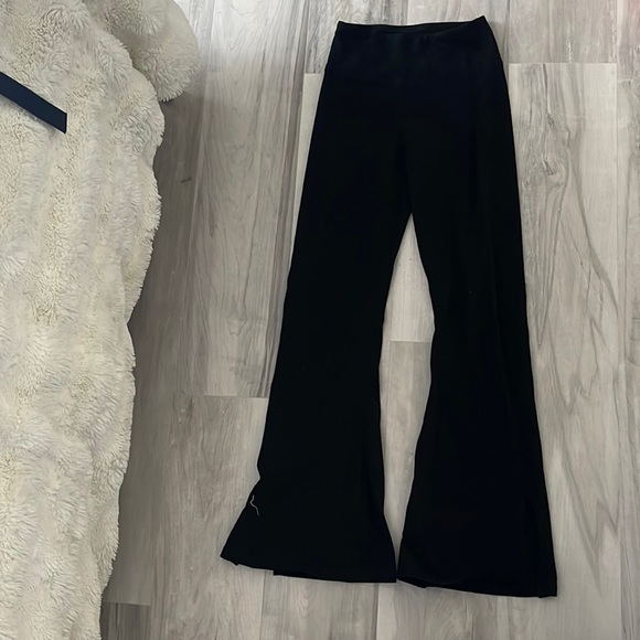 Black hollister flare leggings with slits on the side - Picture 1 of 1